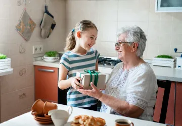 Peníze darované prarodiči konkrétnímu dítěti se stávají výhradním majetkem nezletilého, nikoli jeho rodičů. Peníze darované prarodiči konkrétnímu dítěti se stávají výhradním majetkem nezletilého, nikoli jeho rodičů.