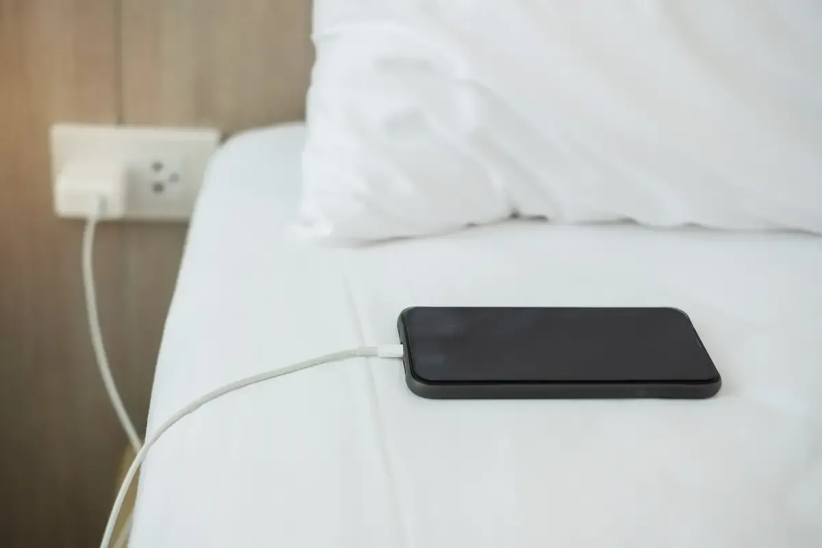 Hasiči i výrobci telefonů varují před nočním nabíjením Hasiči i výrobci telefonů varují před nočním nabíjením