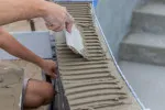 Polystyrenové tvárnice do sebe zapadají jako stavebnice a díky nízké hmotnosti zásadně zrychlují stavbu. Bazén tak můžete mít hotový za pár dní.
