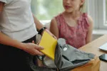 Úprava pracovní doby a dřívější odchody z práce pomáhají rodičům stíhat provoz školních družin.