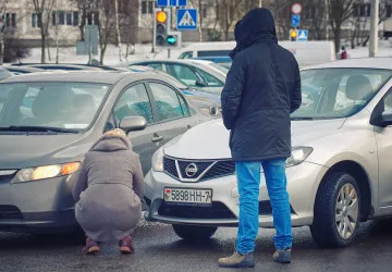 Poškození auta na parkovišti u obchodního centra kryje podle nové právní úpravy povinné ručení viníka i na soukromém pozemku.