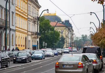 Návrat z dovolených a začátek školního roku zkomplikují v Praze stovky souběžných uzavírek.