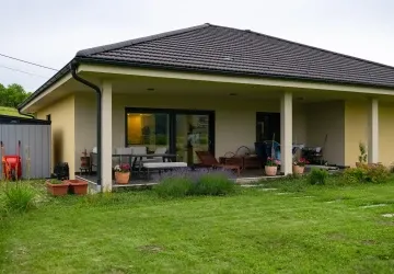 Finanční pomoc rodičů s prvním bydlením se často stává spouštěčem dlouholetých rodinných sporů.