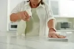 Úklid během hlídání může působit jako dar i jako tichá výčitka Úklid během hlídání může působit jako dar i jako tichá výčitka