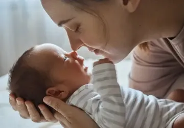Odchod na mateřskou může pro úspěšnou ženu znamenat výrazný propad příjmů. 