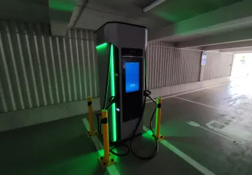 Do elektromobilů přicházejí baterie nové generace, není je ale kde nabíjet