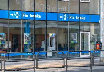 Fio banka dnes v noci na 30 minut omezí své služby.