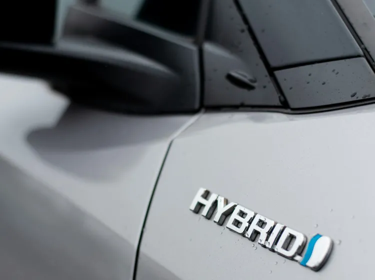 Hybridní vozidla nejsou tak nízkoemisní jak výrobci uváděli, EU je tak chce více omezit