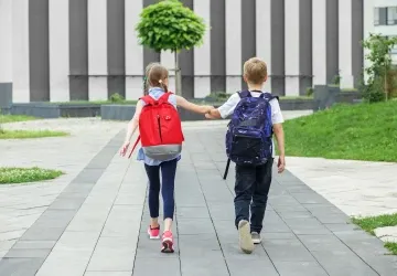 Mimo učení a svačiny by měli školáci nosit v batohu i další užitečné věci.