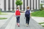 Mimo učení a svačiny by měli školáci nosit v batohu i další užitečné věci.