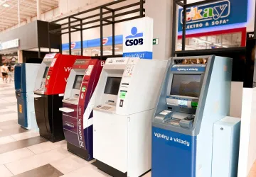 Výběry z bankomatů v posledních měsících prošly změnou.