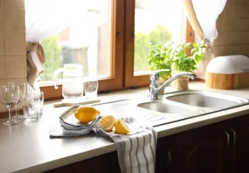 Citron položený za oknem je skvělým pomocníkem