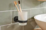 Nechávání kartáčku u umyvadla nemusí být dobrý nápad.
