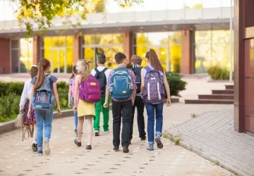 Školní inspekce rozhodla, že vyžadovat „slušné oblečení“ je protiprávní. Školní inspekce rozhodla, že vyžadovat „slušné oblečení“ je protiprávní.