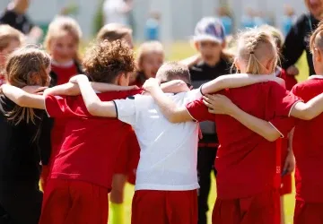 Stát i pojišťovny lidem vyplácejí tisíce korun na dětské kroužky Stát i pojišťovny lidem vyplácejí tisíce korun na dětské kroužky