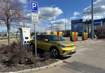 Některé elektromobily je možné nabíjet zdarma.