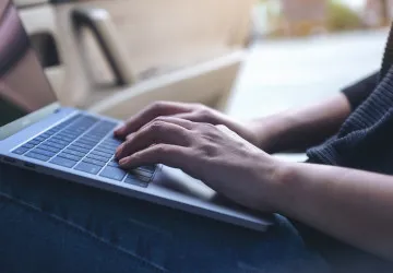 Odborníci varují před notebookem na klíně