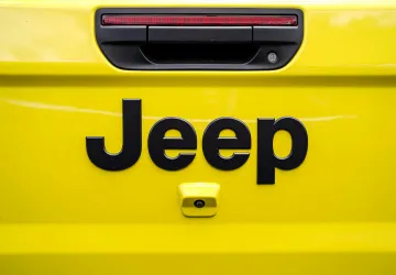 Jeep svolává až 200 tisíc hybridních SUV kvůli riziku vzniku požáru