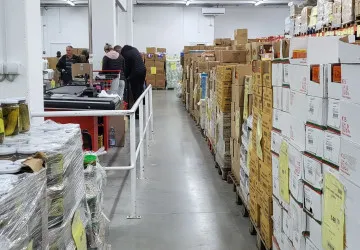 Mere si nepotrpí na design v prodejnách, zboží se prodává přímo z palet.
