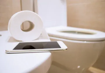 Telefon bychom si neměli brát na toaletu