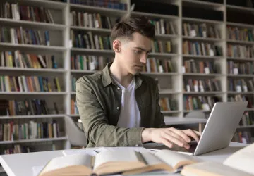Většina českých vysokých škol umělou inteligenci nezakazuje, vyžaduje však po studentech transparentní přiznání jejího použití. Většina českých vysokých škol umělou inteligenci nezakazuje, vyžaduje však po studentech transparentní přiznání jejího použití.