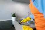 K čištění dřezu v kuchyni lze využít i suroviny ze spíže.