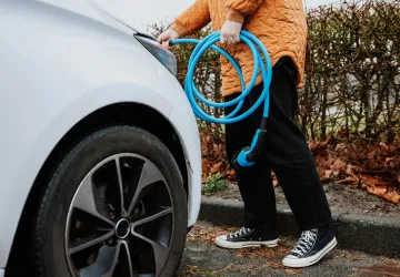 Nákupem spalovacího motoru zaplatíte daň na podporu elektromobilů, navrhuje Greenpeace