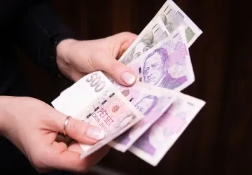 Tisíce Čechů čekají na slíbené peníze od státu