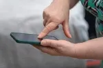 Zrychlující se digitalizace státní správy staví starší generaci před nutnost osvojit si chytré telefony a internetové bankovnictví.