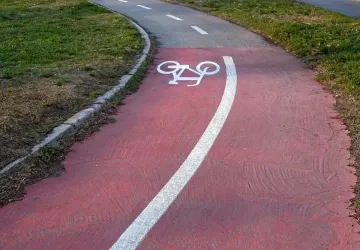 O tom, jak by měla taková cesta vypadat, se dnes přou obec, kraj i sami cyklisté