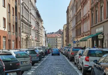 Obyvatelé některých ulic se rozhodli vzít spravedlnost u špatně parkujících do vlastních rukou Obyvatelé některých ulic se rozhodli vzít spravedlnost u špatně parkujících do vlastních rukou