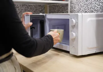 Rovnoměrnější ohřev zajistí správné umístění talíře v mikrovlnce.