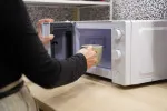 Rovnoměrnější ohřev zajistí správné umístění talíře v mikrovlnce.
