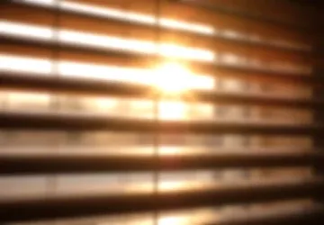 Správné nastavení venkovních žaluzií dokáže teplotu v bytě snížit až o 10 stupňů.