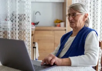 Prarodiče vystavují fotky a videa vnoučat na sociálních sítích