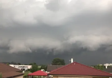 Na území ČR dorazí silné bouřky.