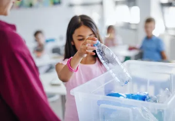 Balená voda podle vědců obsahuje obrovské množství plastových mikročástic