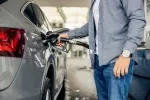 S tankováním plné nádrže u svého auta ještě pár dní počkejte