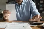 Když se konečná faktura od řemeslníka liší od původního odhadu, klíčové je, co máte napsané ve smlouvě.