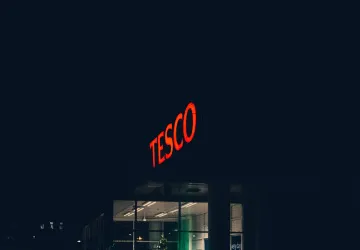 Britští elektromobilisté bojkotují řetězec Tesco