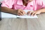 Část rodičů dítěti s úkoly pomůže, jen když o to samo požádá