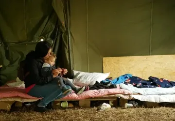 Žadatelé o azyl nemohou v prvních 6 měsících pracovat. 