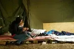 Žadatelé o azyl nemohou v prvních 6 měsících pracovat. 