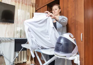 Místo nudného žehlení stačí dát oděvy do speciální parní skříně. Místo nudného žehlení stačí dát oděvy do speciální parní skříně.