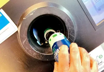 Mladík z Česka ukázal, jak pomocí obyčejného spreje dokáže obelstít zálohovací automat na plechovky