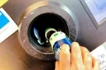 Mladík z Česka ukázal, jak pomocí obyčejného spreje dokáže obelstít zálohovací automat na plechovky