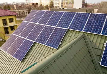 Fotovoltaická elektrárna povinně na střechách nových budov bude brzy nejen ve Spojeném království
