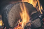 Hořící dřevo v krbu příjemně hřeje ale i škodí