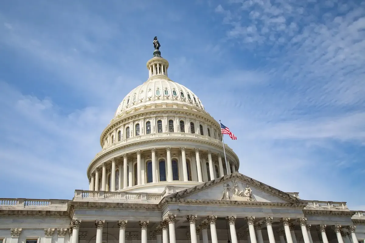 Politici považují dohodu mezi Washingtonem a Moskvou o dodávkách levné ruské nafty za nelegální Politici považují dohodu mezi Washingtonem a Moskvou o dodávkách levné ruské nafty za nelegální