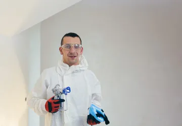 Airless a HEA stříkací systémy nanášejí barvu v souvislé tenké vrstvě a zrychlují výmalbu interiéru až o 60 %.
